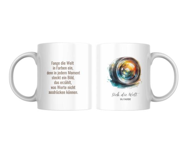 Eine weiße Keramiktasse, die auf der einen Seite ein inspirierendes Zitat in eleganter, brauner Schrift zeigt: "Fange die Welt in Farben ein, denn in jedem Moment steckt ein Bild, das erzählt, was Worte nicht ausdrücken können." Auf der anderen Seite befi